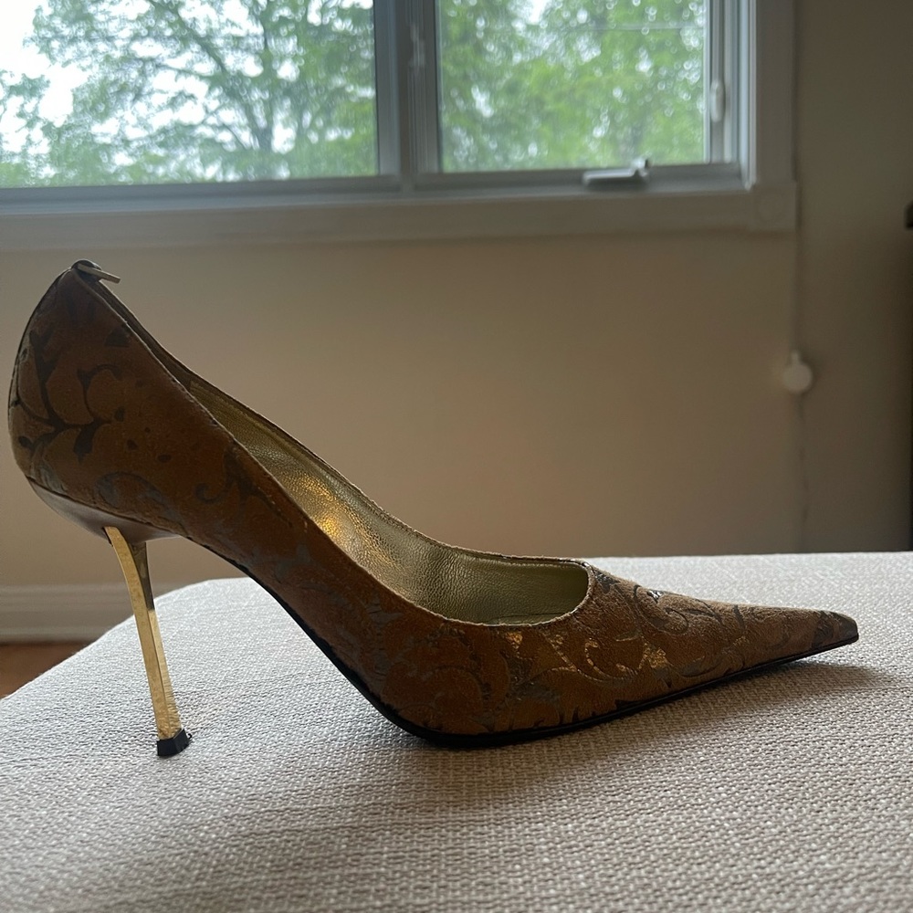 Italy. Chic leather shoes, pointed elongated toe.